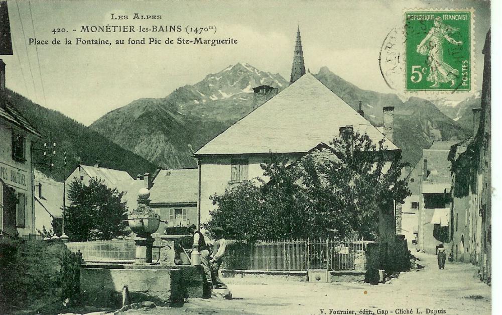 Monêtier les Bains (1470m) - Place de la Fontaine, au fond Pic de Ste Marguerite