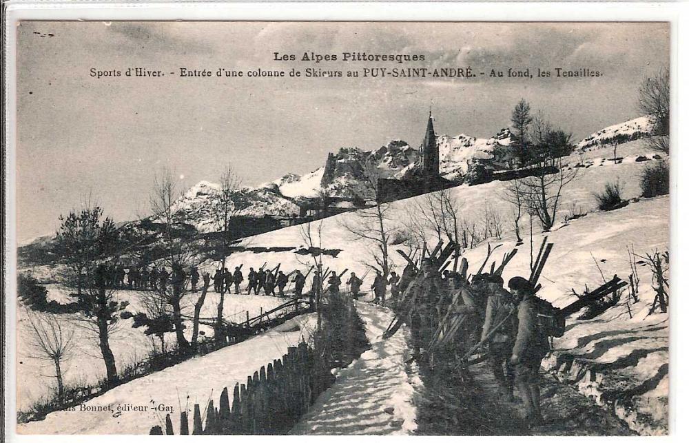 Entrée d'une colonne de Skieurs au Puy Saint André - Au fond les Tenailles