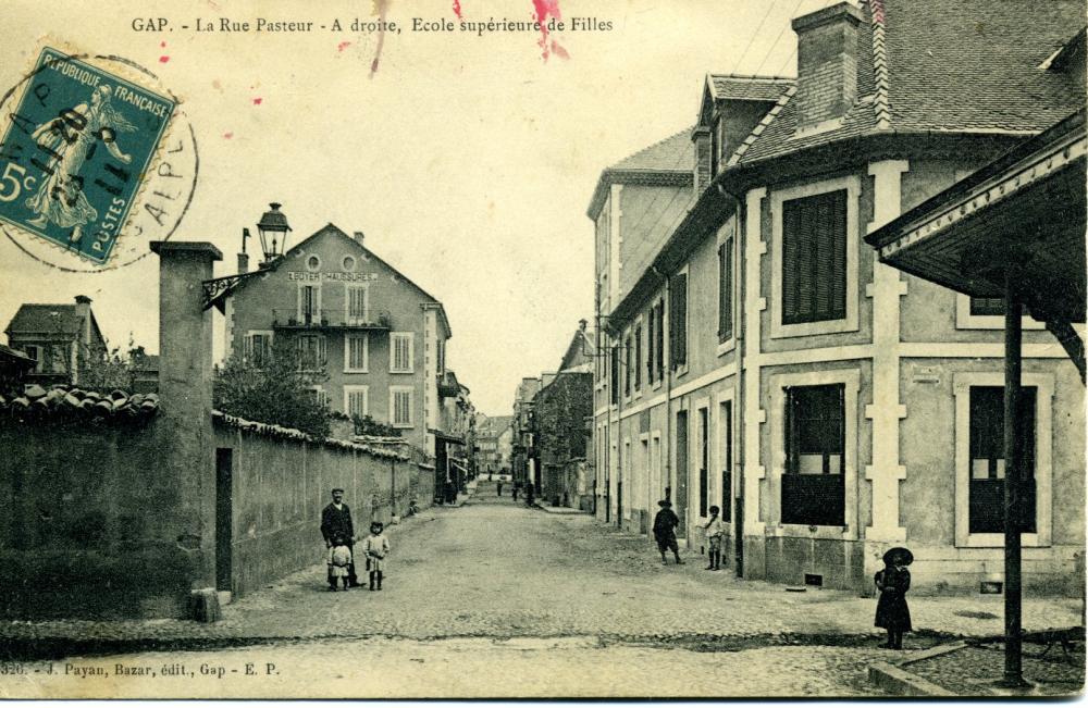 La Rue Pasteur, à droite Ecole Supérieure de Filles