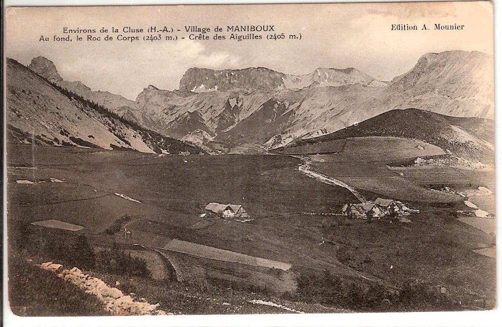 Environs de la cluse - Village de Maniboux - Au fond, le Roc de Corps (2403m)- Crêtes des Aiguilles (2405m)