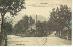 Savines- Avenue de la Gare et Route de Gap Au centre Monument de la République