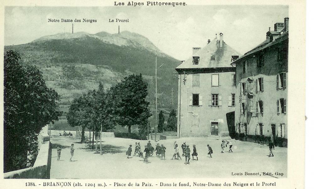 Briançon (alt.1204m) - Place de la Paix - Dans le fond Notre Dame des Neiges et le Prorel