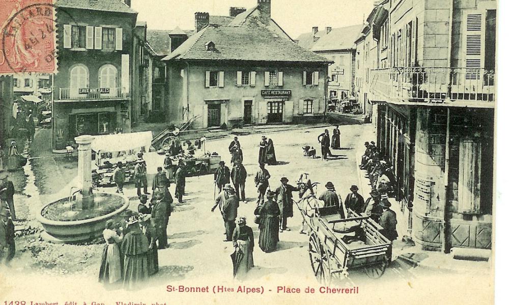 St Bonnet - Place du Chevreril