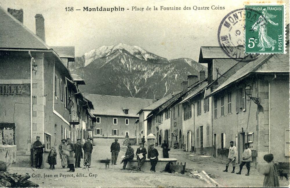 Montdauphin Place de la Fontaine des Quatre  Coins