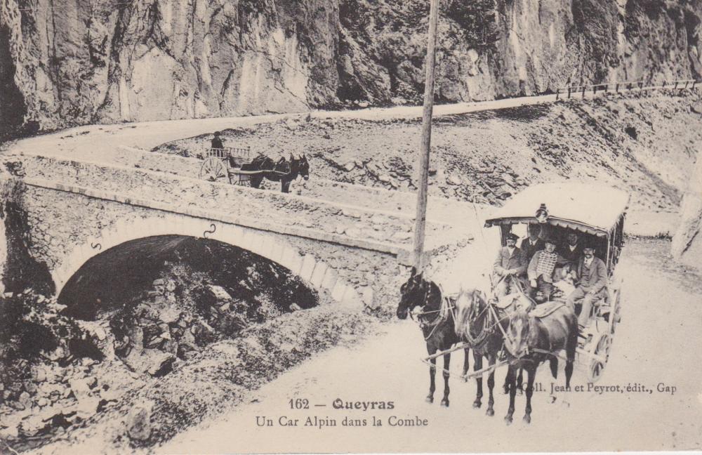 Un Car Alpin dans la Combe