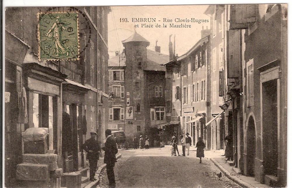 Rue Clovis Hugues et Place de la Mazelière