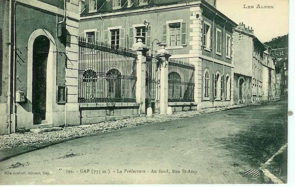 La Préfecture au fond rue Saint Arey