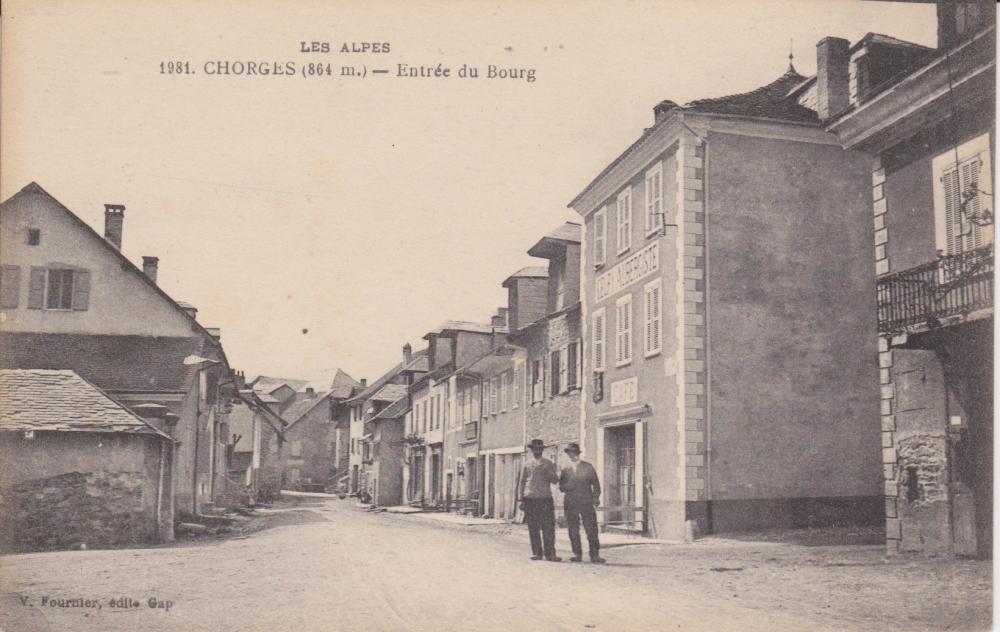 Chorges (864m) - Entrée du Bourg