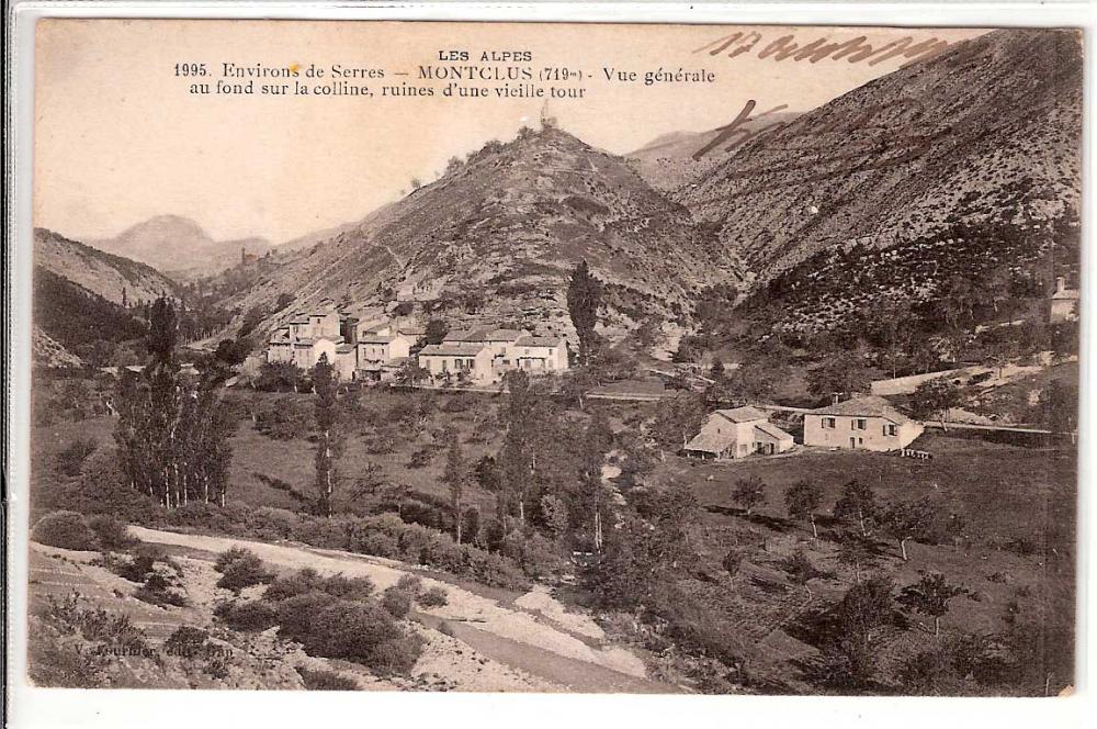 Montclus vue générale au fond sur la colline une vieille tour