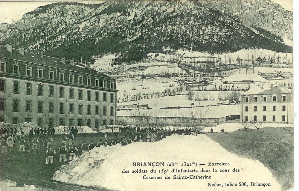 Briançon ( altid 1321m) - Exercices des soldats du 159° d(Infanterie dans la cour des Casernes de Sainte-Catherine