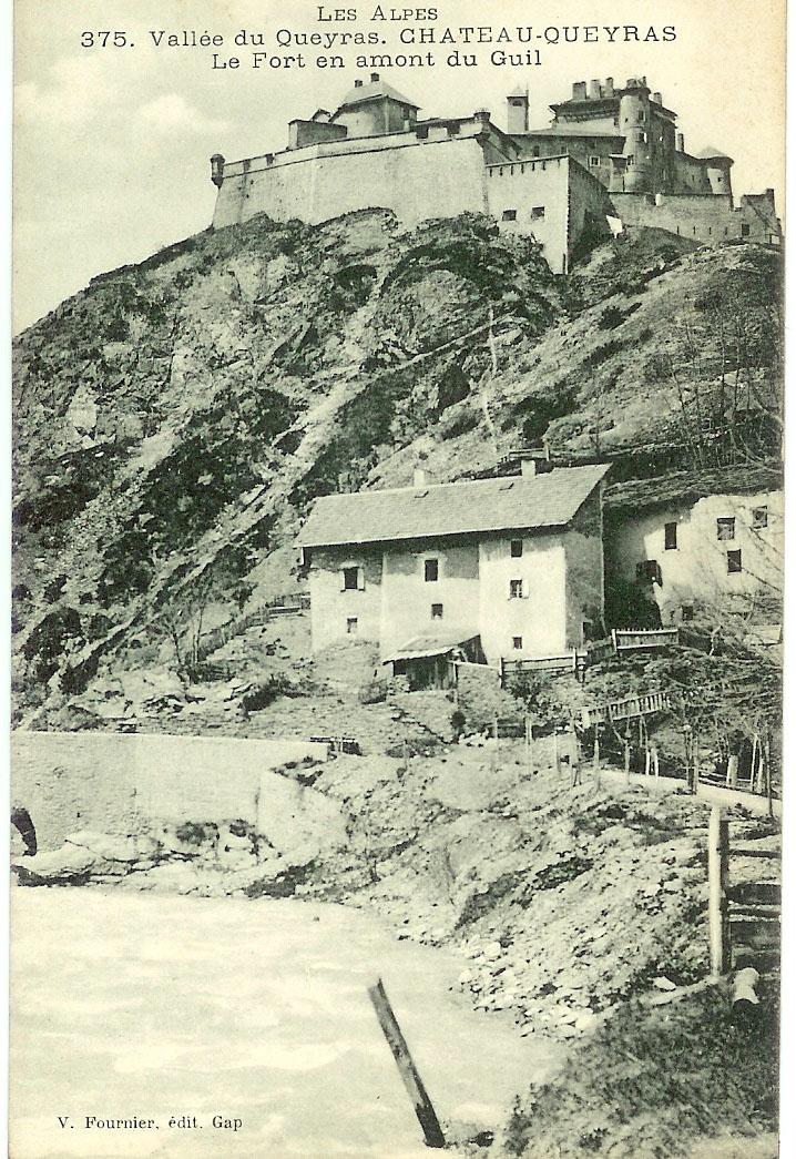 Le Chateau-Queyras Fort en amont du Guil