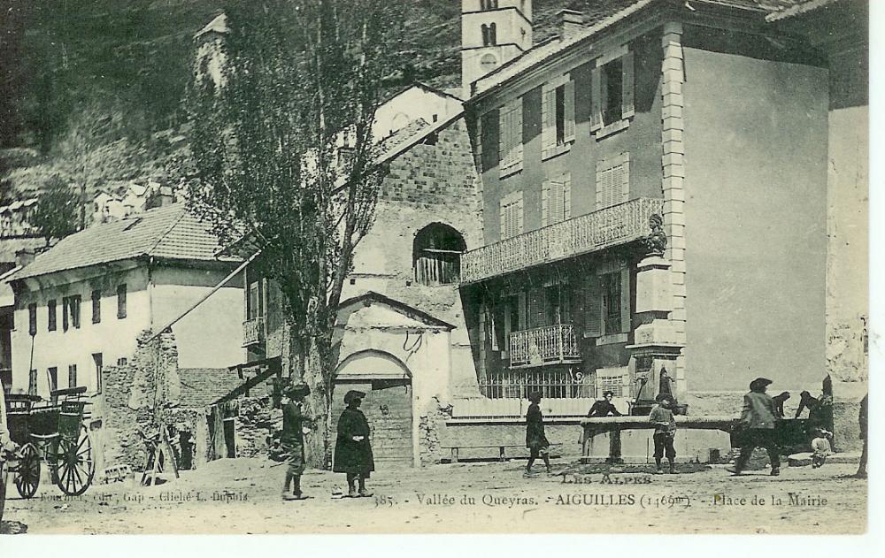 Aiguilles (1469m) Place de la Mairie