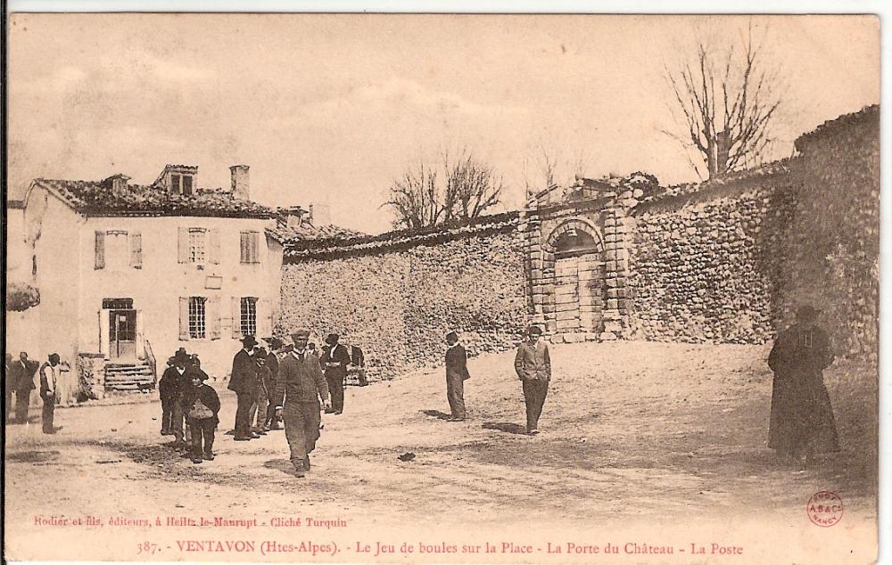 Ventavon Le Jeu de Boules sur la place- La Porte du Chateau- La Poste