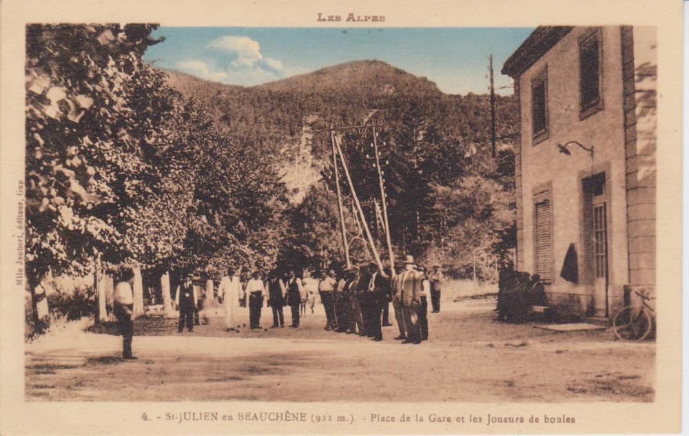 St JULIEN en BEAUCHÊNE (921m) - Place de la Gare et les Joueurs de boules