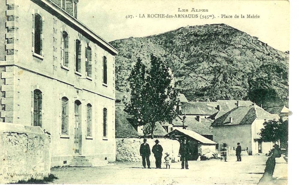 La Roche des Arnauds (945m) - Place de la Mairie