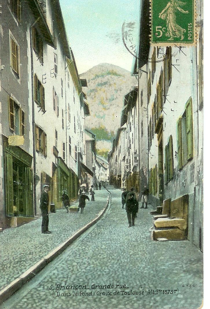 Briançon - Grande Rue - Dans le fond: croix de Toulouse (altit1873m)