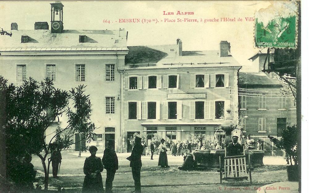 Place Saint Pierre, à gauche l'Hôtel de Ville