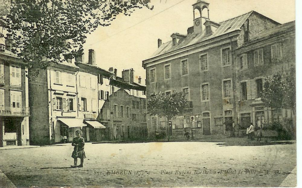 Place Eugène Barthelon et l'Hôtel de Ville