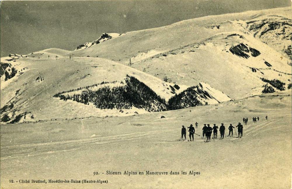 Skieurs Alpins en Manoeuvre dans les Alpes