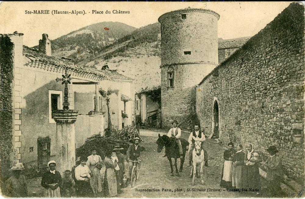 Ste-MARIE (Hautes Alpes). Place du Château