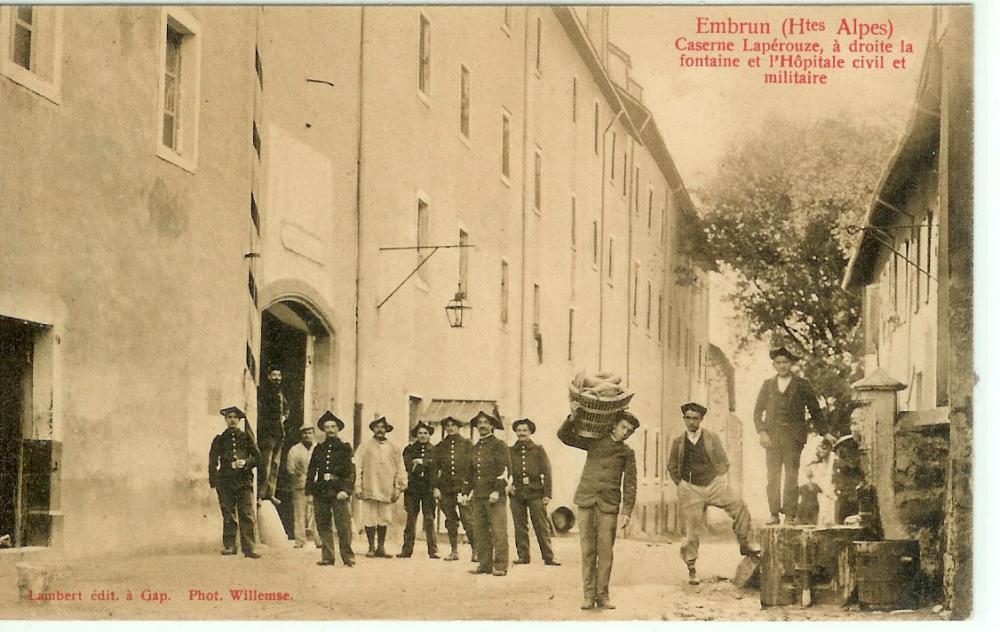 Caserne Lapérouze, à droite la fontaine et l'Hôpital civil et Militaire