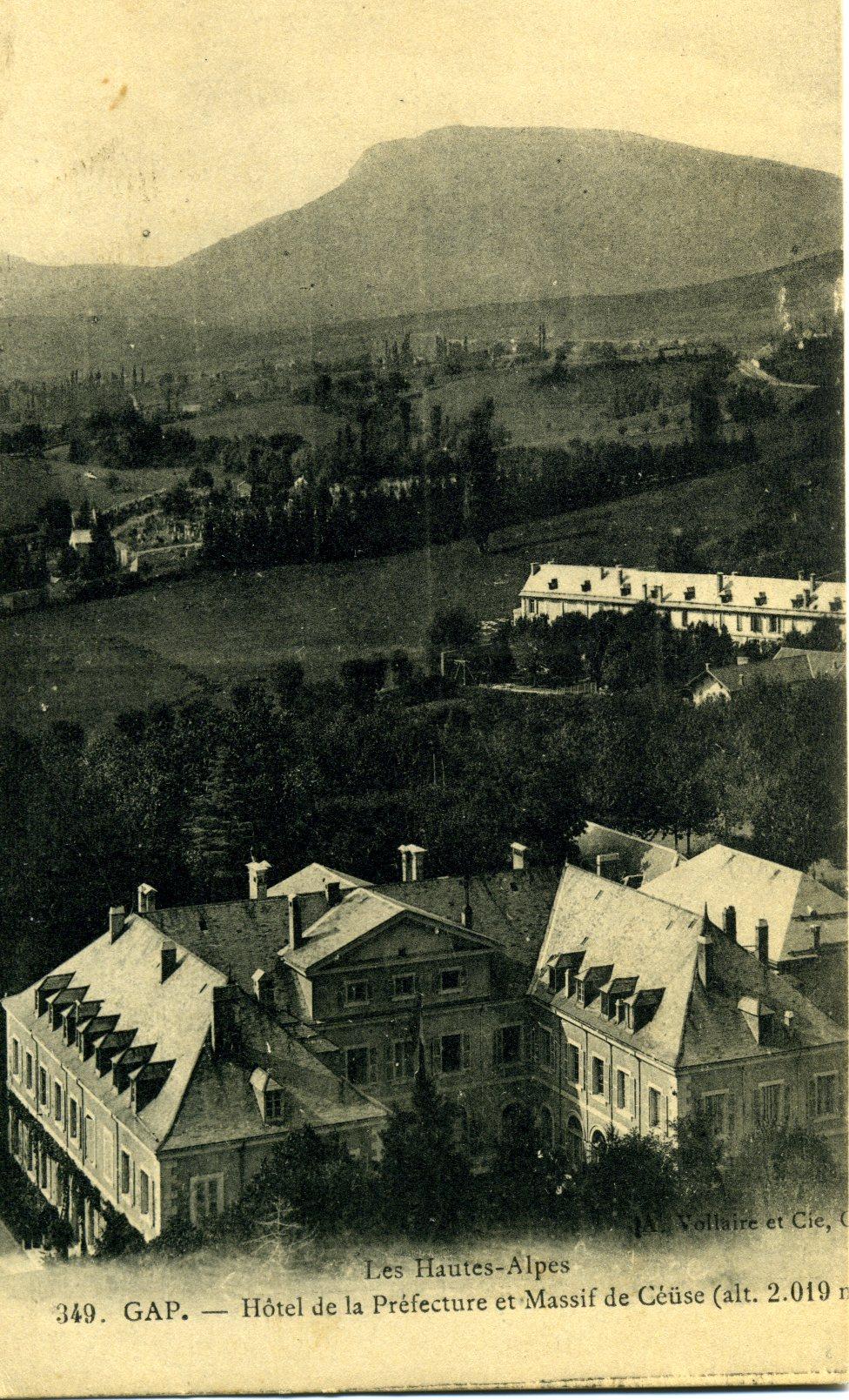 Hôtel de La Préfecture et massif de ceüse