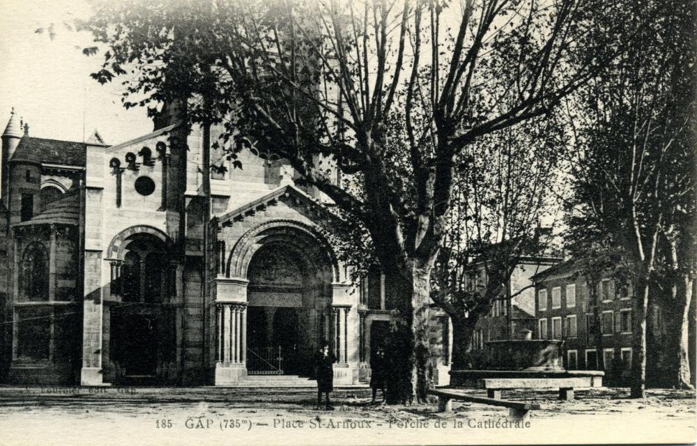 Place Saint Arnoux Porche de la Cathédrale