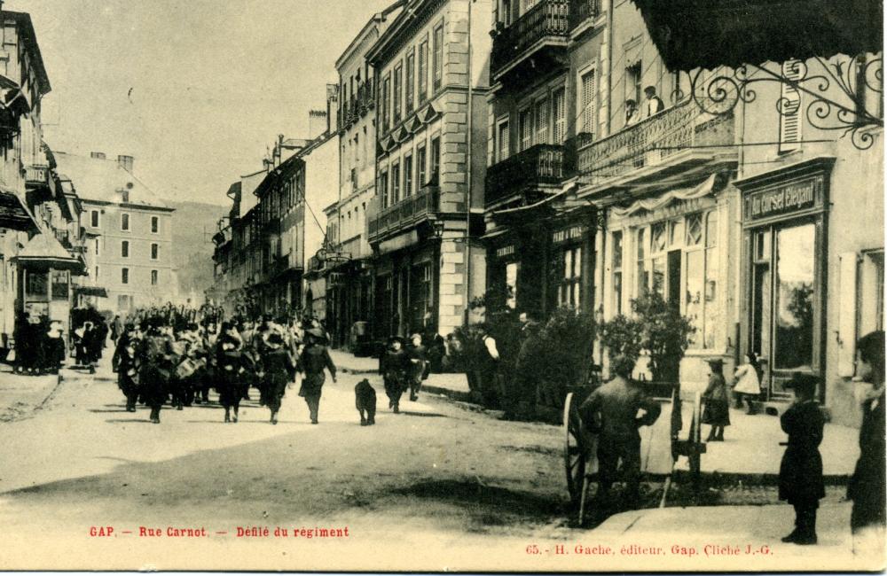 Gap - Rue Carnot -Défilé du Régiment