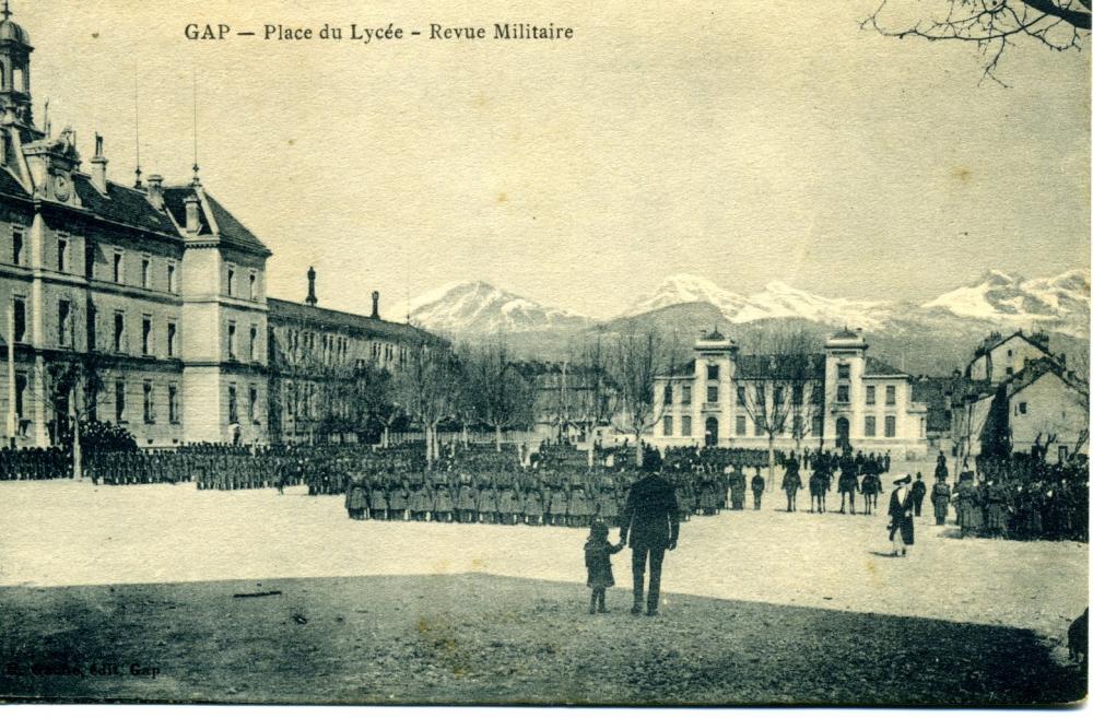 Place du Lycée - Revue Militaire
