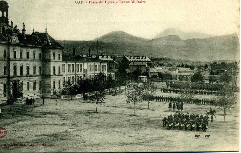 Place du Lycée - Revue Militaire