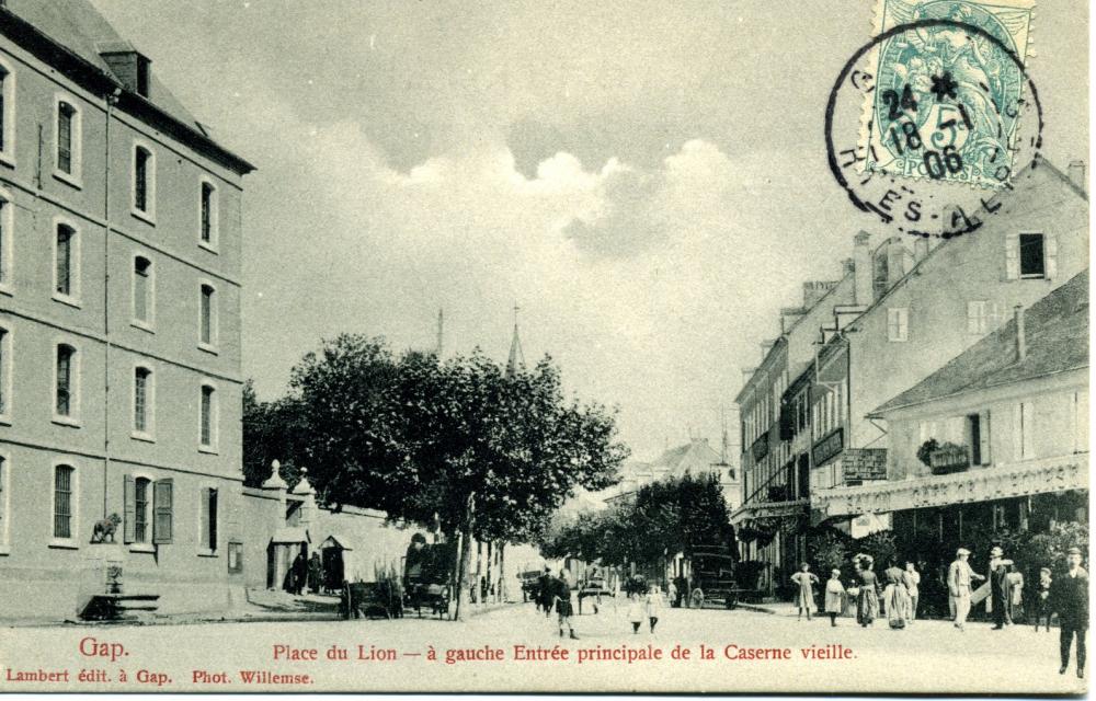 Place du Lion , à gauche entrée principale de la caserne vieille