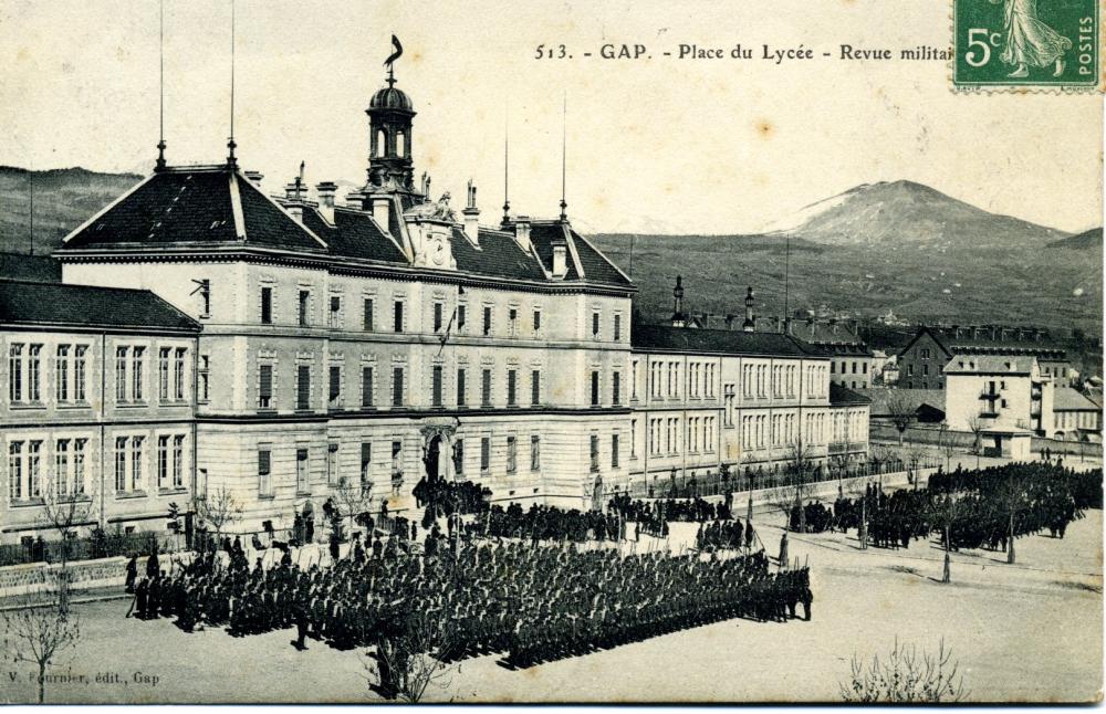 Place du Lycée Revue Militaire