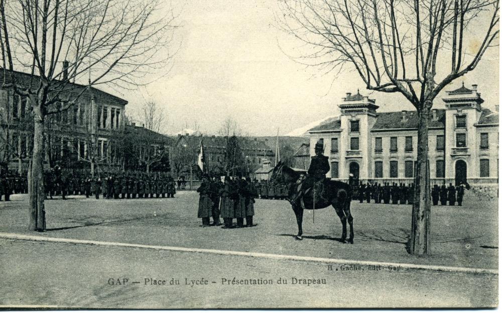 Place du Lycée - Présentation du Drapeau