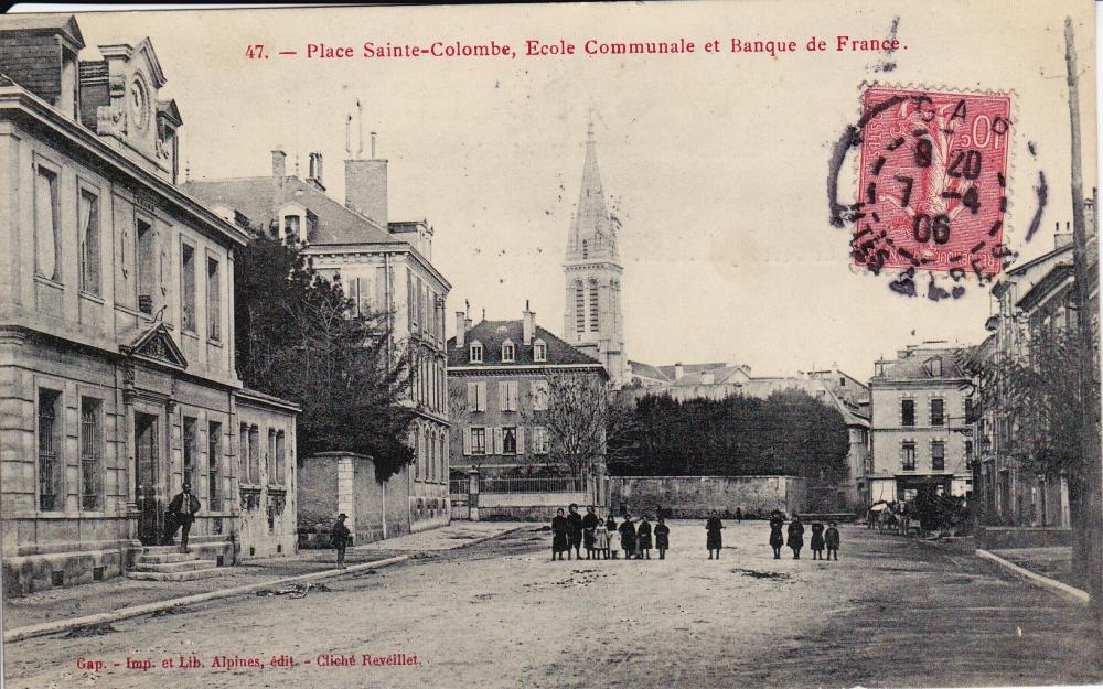 Place Sainte Colombe Ecole Communale et Banque de France