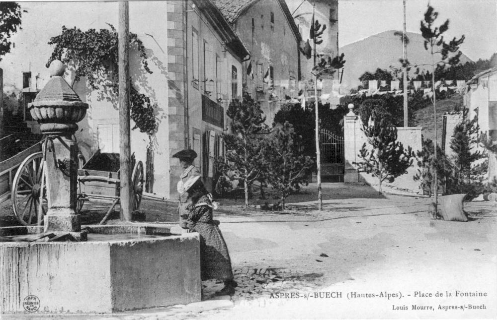 Aspres sur Buëch - Place de la Fontaine