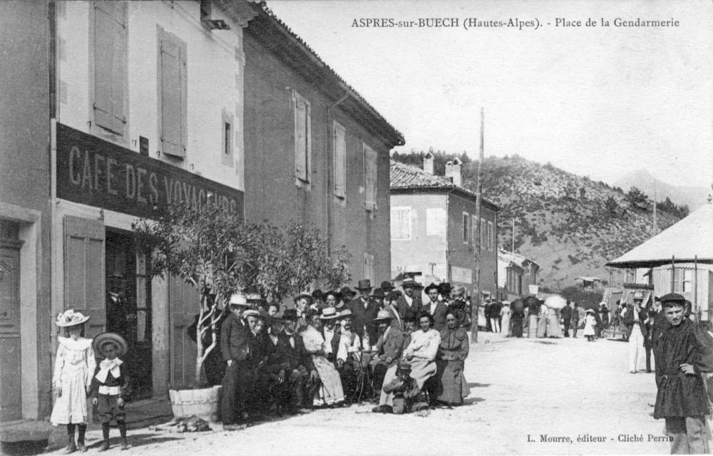 Aspres sur Buëch - Place de la Gendarmerie