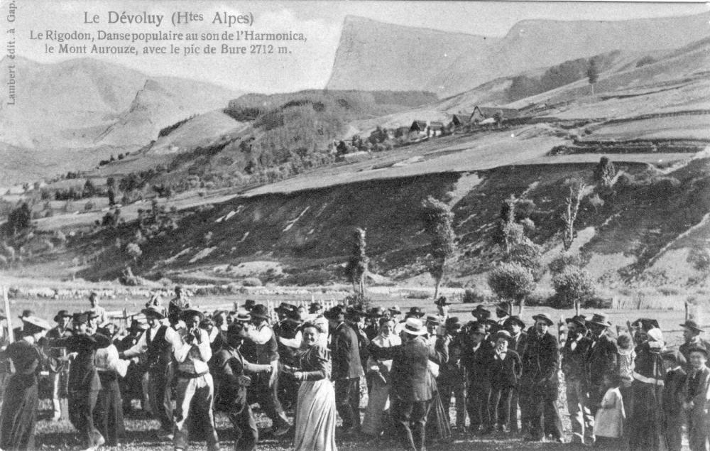 Le Devoluy - Le rigodon danse populaire au son de l'Harmonica, le mont Aurouze avec le pic de Bure 2712 m