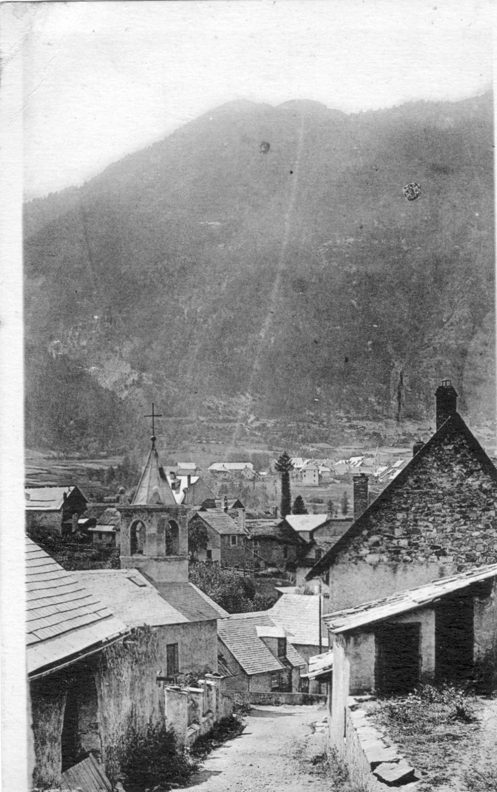 VILLENEUVE - Le Village. dans le fond, le Bez et le Pic de Cucumelle