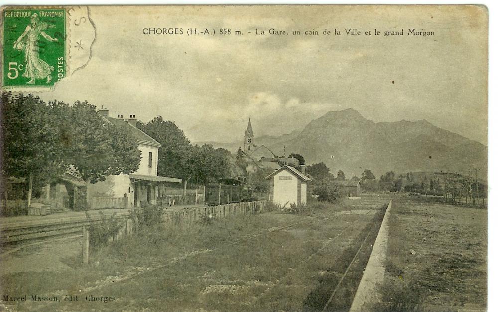 Chorges 858 m - La Gare , un coin de la Ville et le grand Morgon