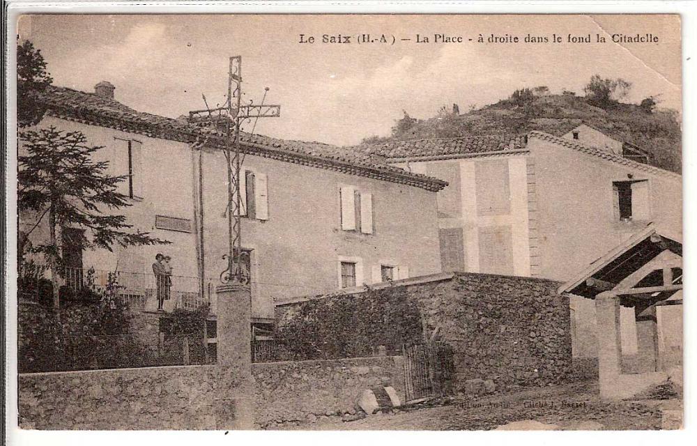 Le Saix , la Place au fond la Citadelle