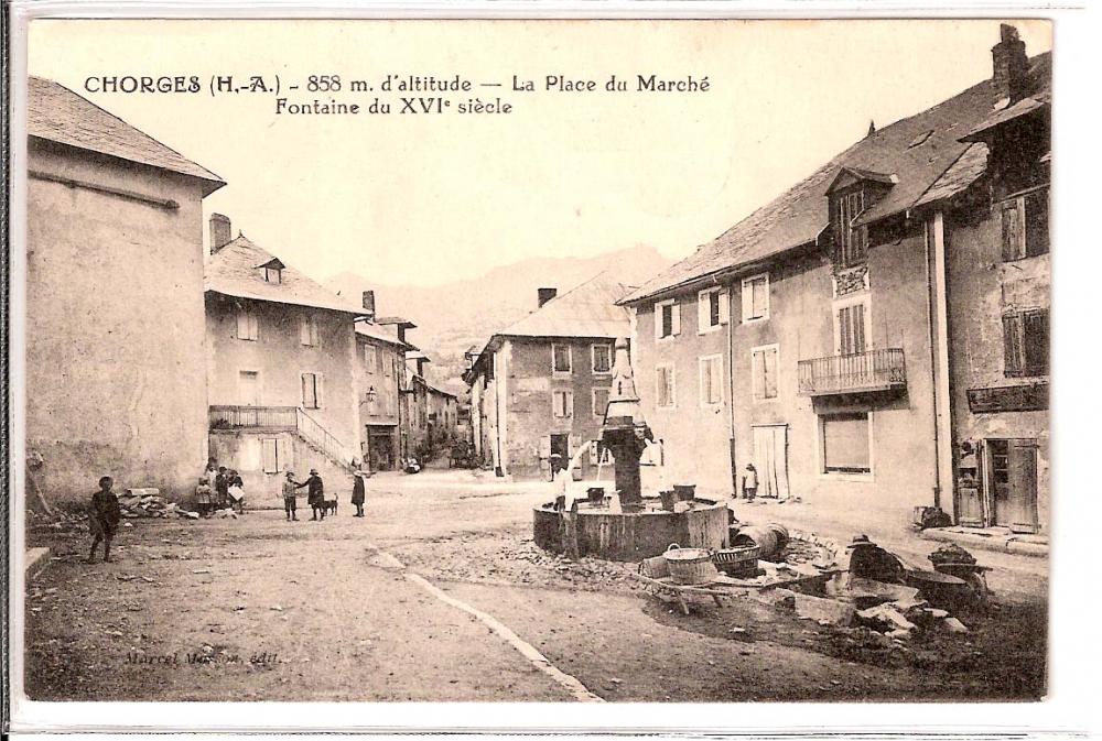 Chorges - 858 m  d'altitude - La Place du Marché Fontaine du XVI° siècle