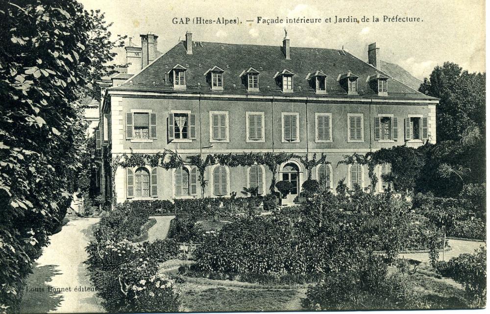 Façade intérieure et jardin de la Préfecture