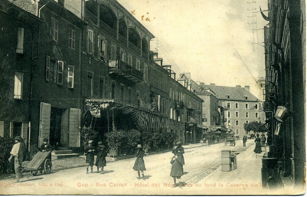 Gap - Rue Carnot hôtel des Négociants -au fond la Caserne vieille