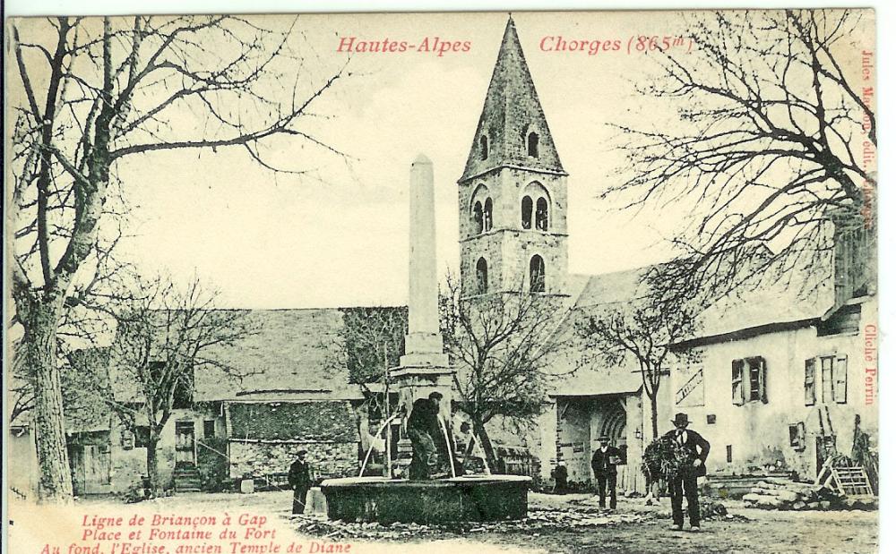 Chorges ( 865m) Ligne de Briançon à Gap - Place et Fontaine du Fort, au fond l'eglise ancien temple de Diane