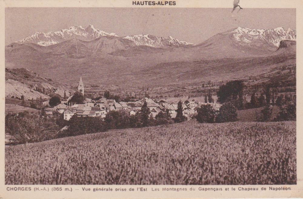 Chorges (865m) - Vue Générale prise de l'Est - Les montagnes du Gapençais et le Chapeau de Napoléon