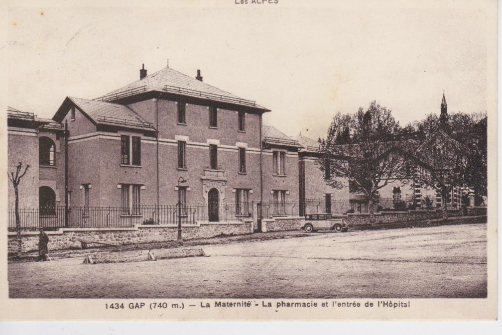 La Maternité, la Pharmacie et l'entrée de l'hôpital