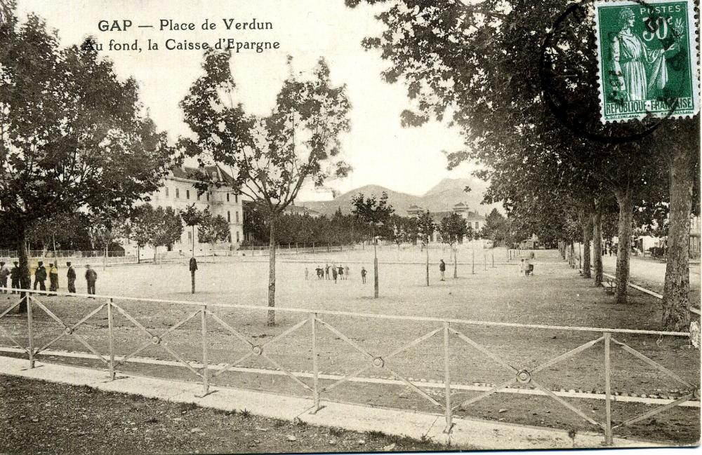 Place de Verdun , au fond la caisse d'épargne