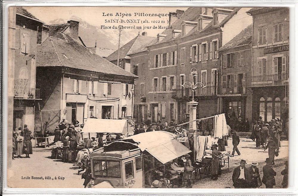 Saint Bonnet ( alt 1022m) Place du Chevreril un jour de marché