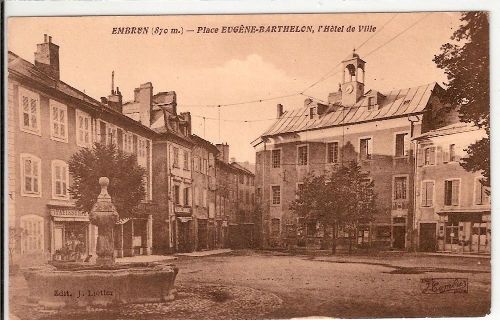 Place Eugène Barthelon et l'Hôtel de Ville