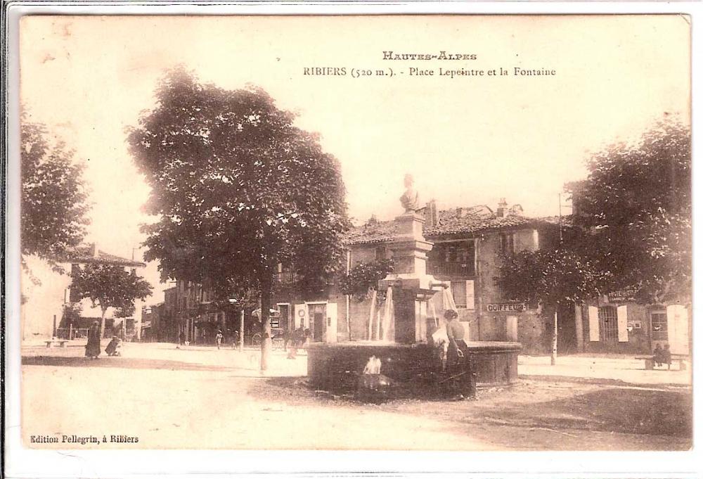 Ribiers Place Lepeintre et la Fontaine